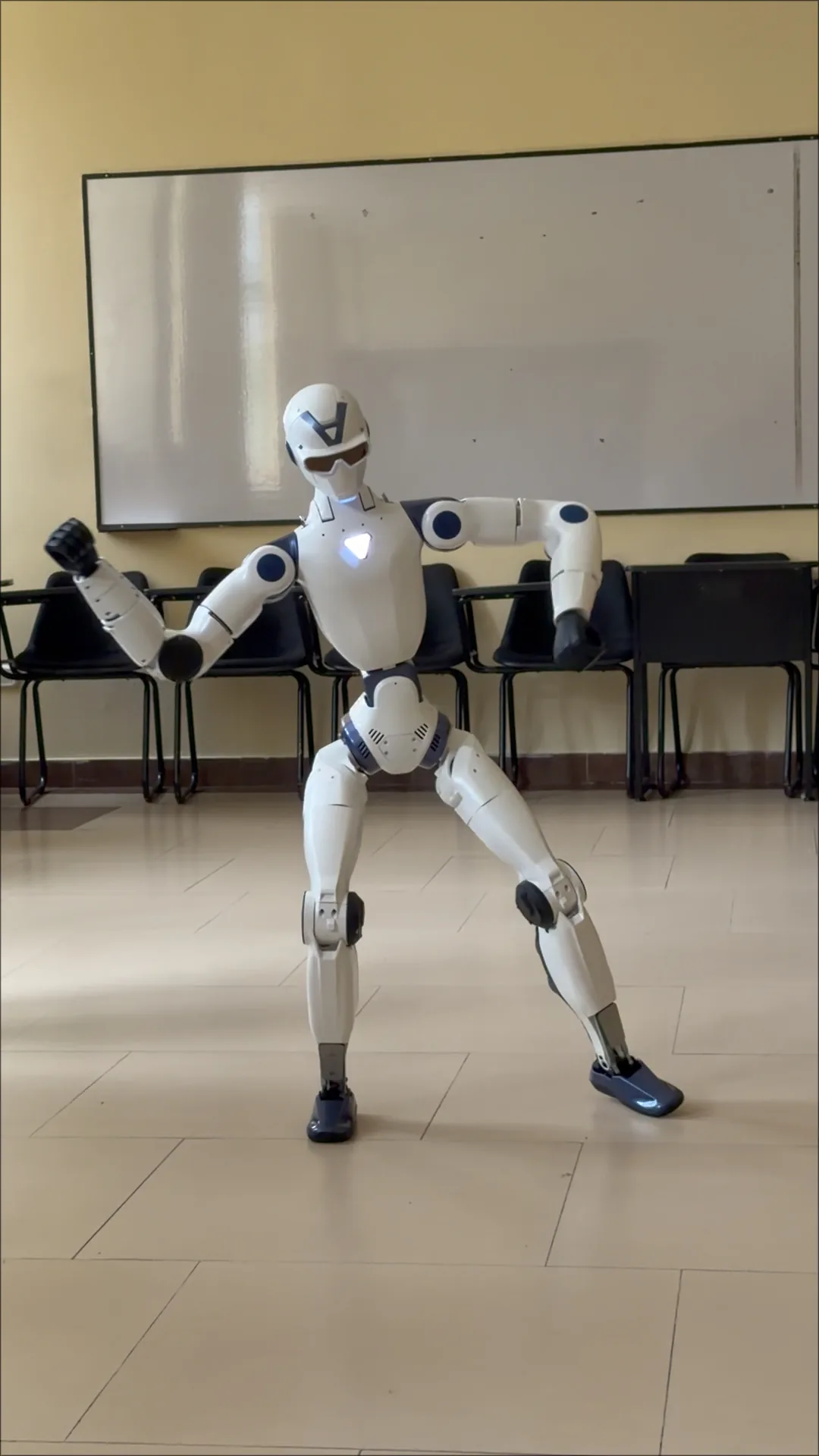 Estudiantes interactuando con el robot humanoide en el aula
