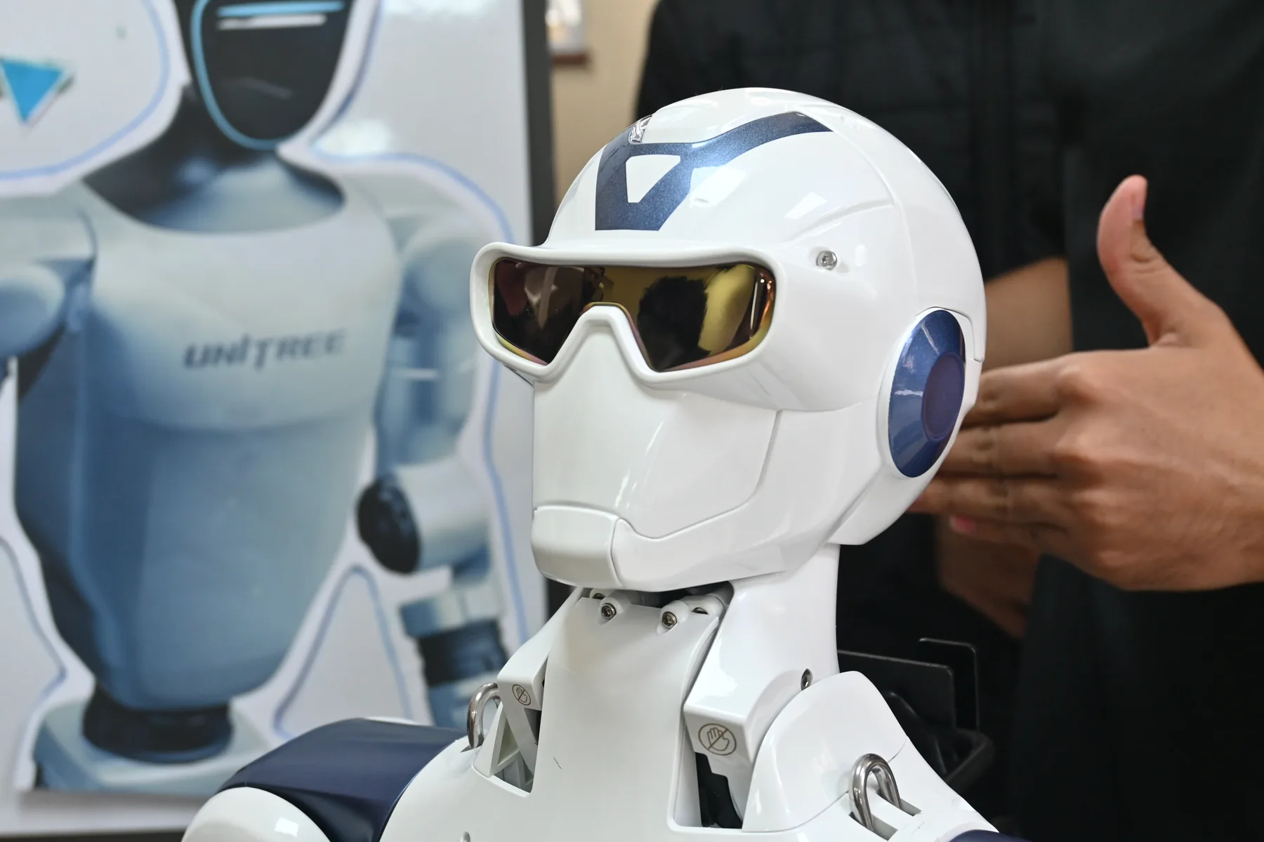 Primer plano del robot humanoide Unitree presentado en la Universitaria de Colombia