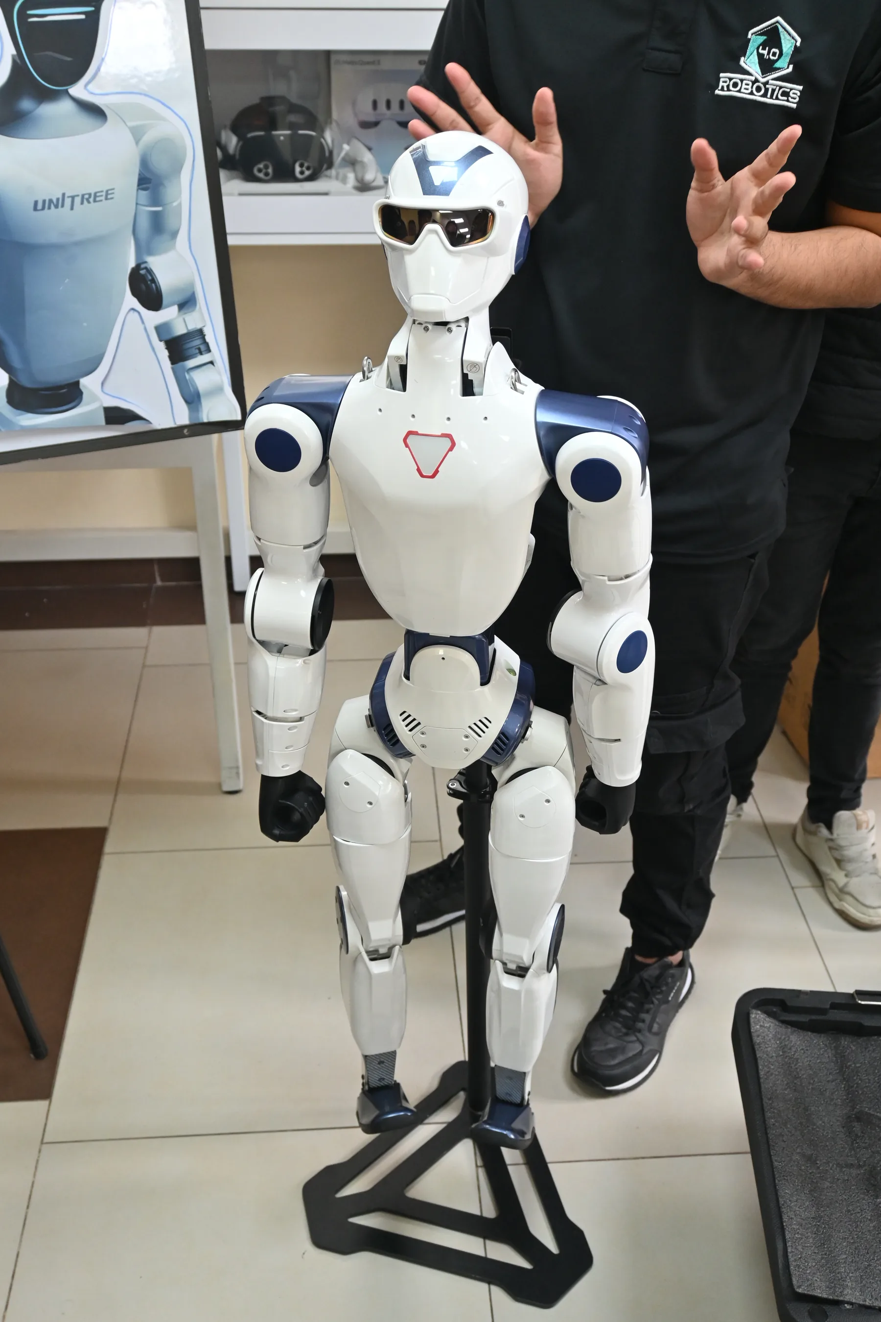 El robot humanoide de cuerpo entero en el laboratorio