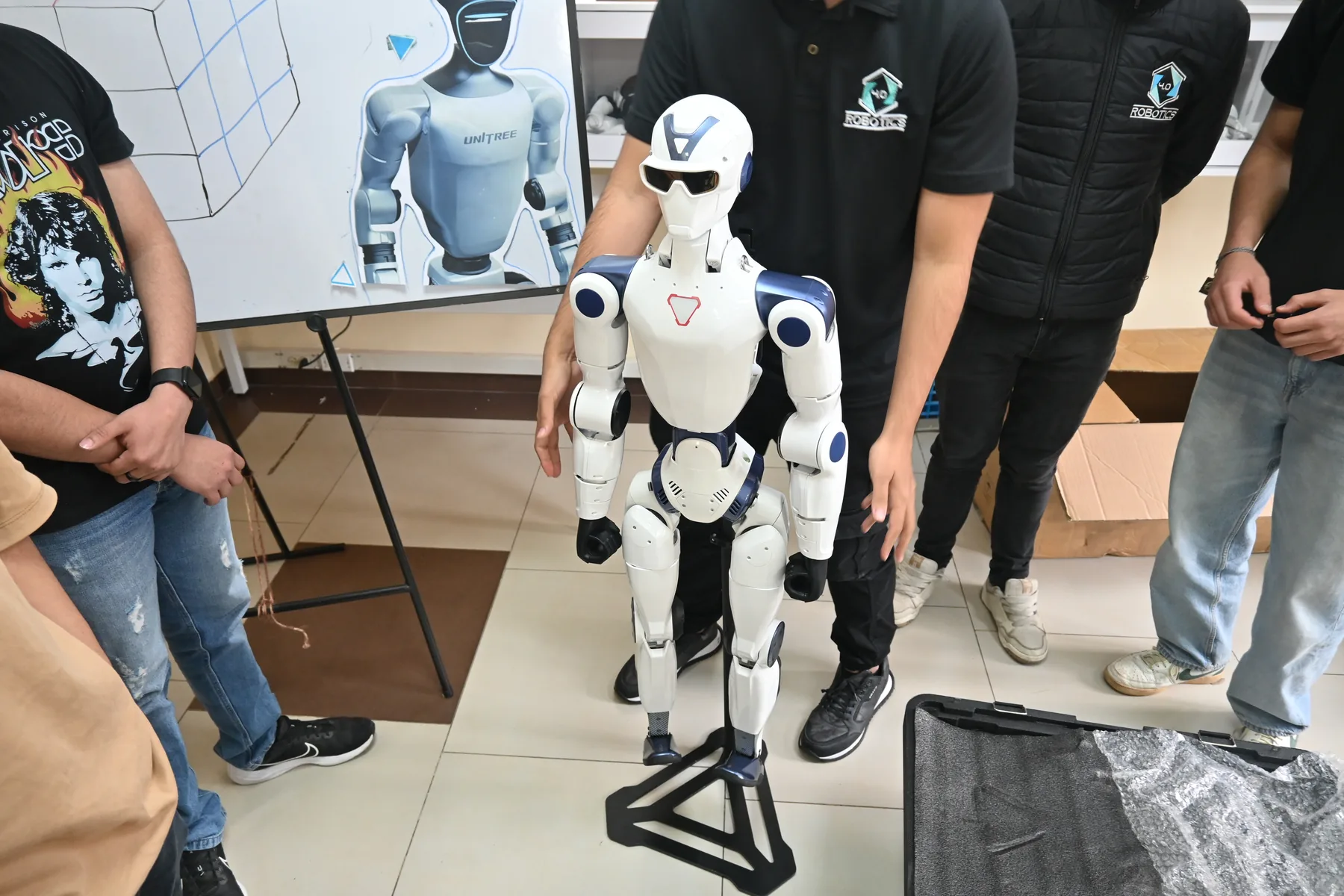El robot humanoide en la sala de exhibición del laboratorio