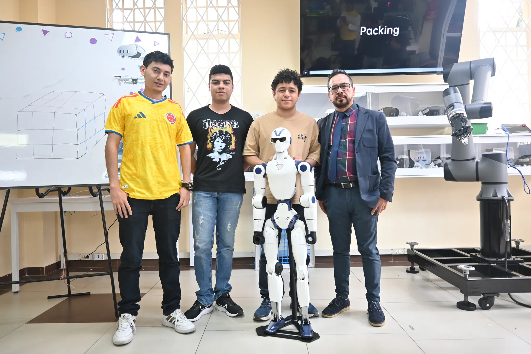 Estudiantes y docentes en el laboratorio de robótica