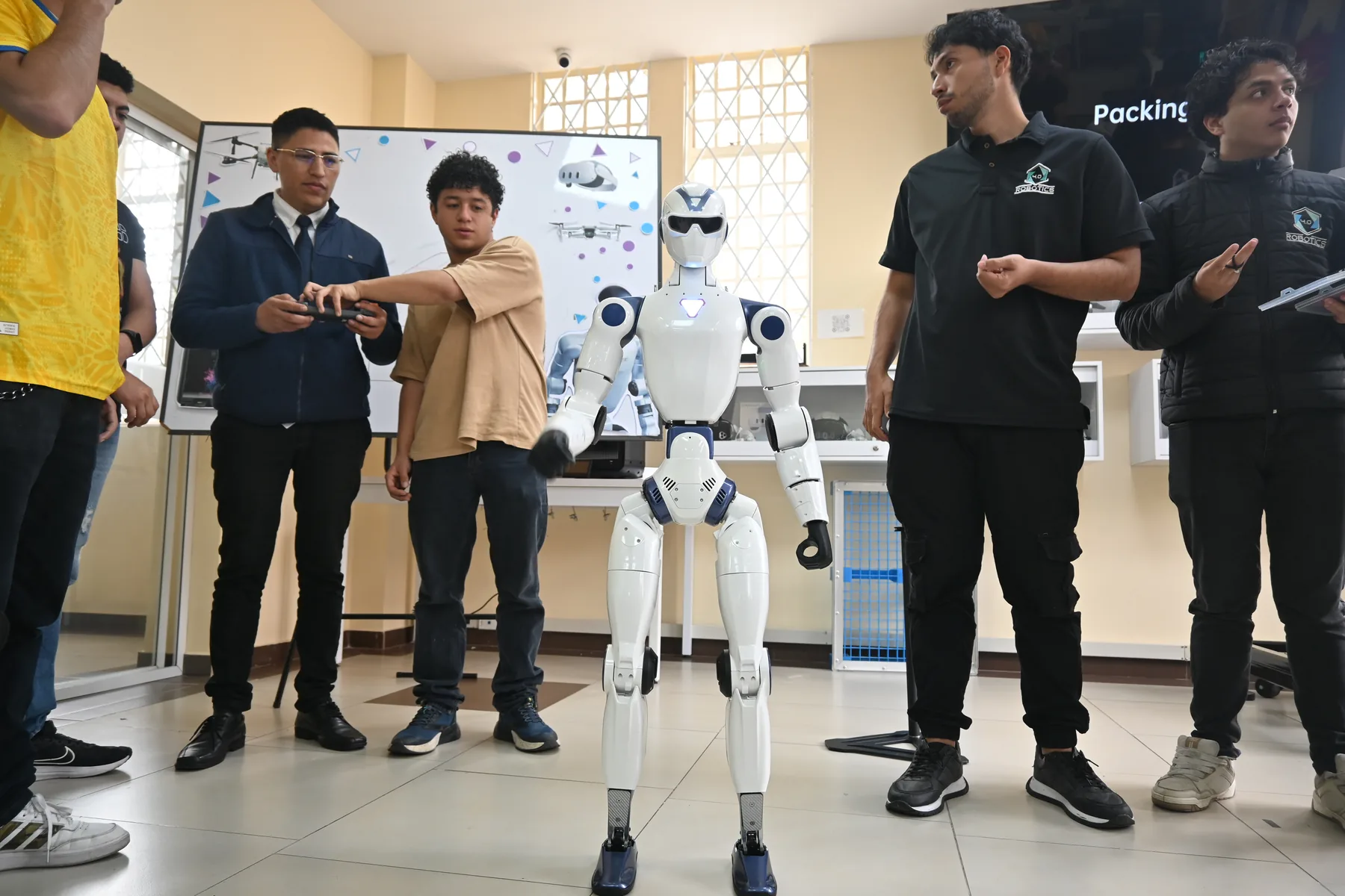 Operación del robot mediante control remoto durante la demostración