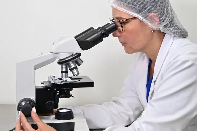 Análisis en microscopio en el laboratorio clínico de la IPS
