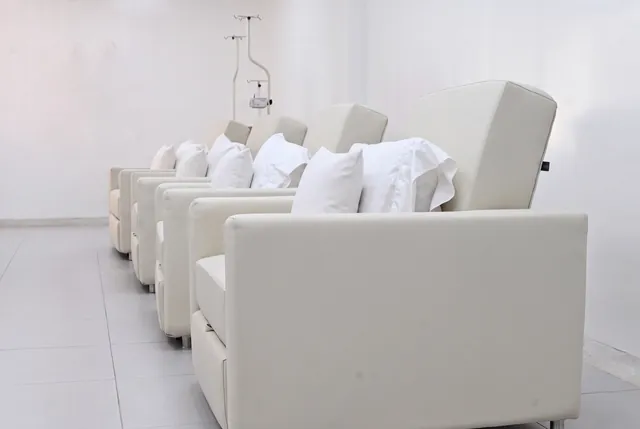 Sala de atención con sillones reclinables de la IPS Universitaria de Colombia